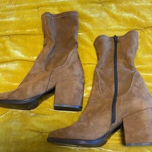 New no tags brown suede Charles David made in Italy ankle boots with zip Size
38